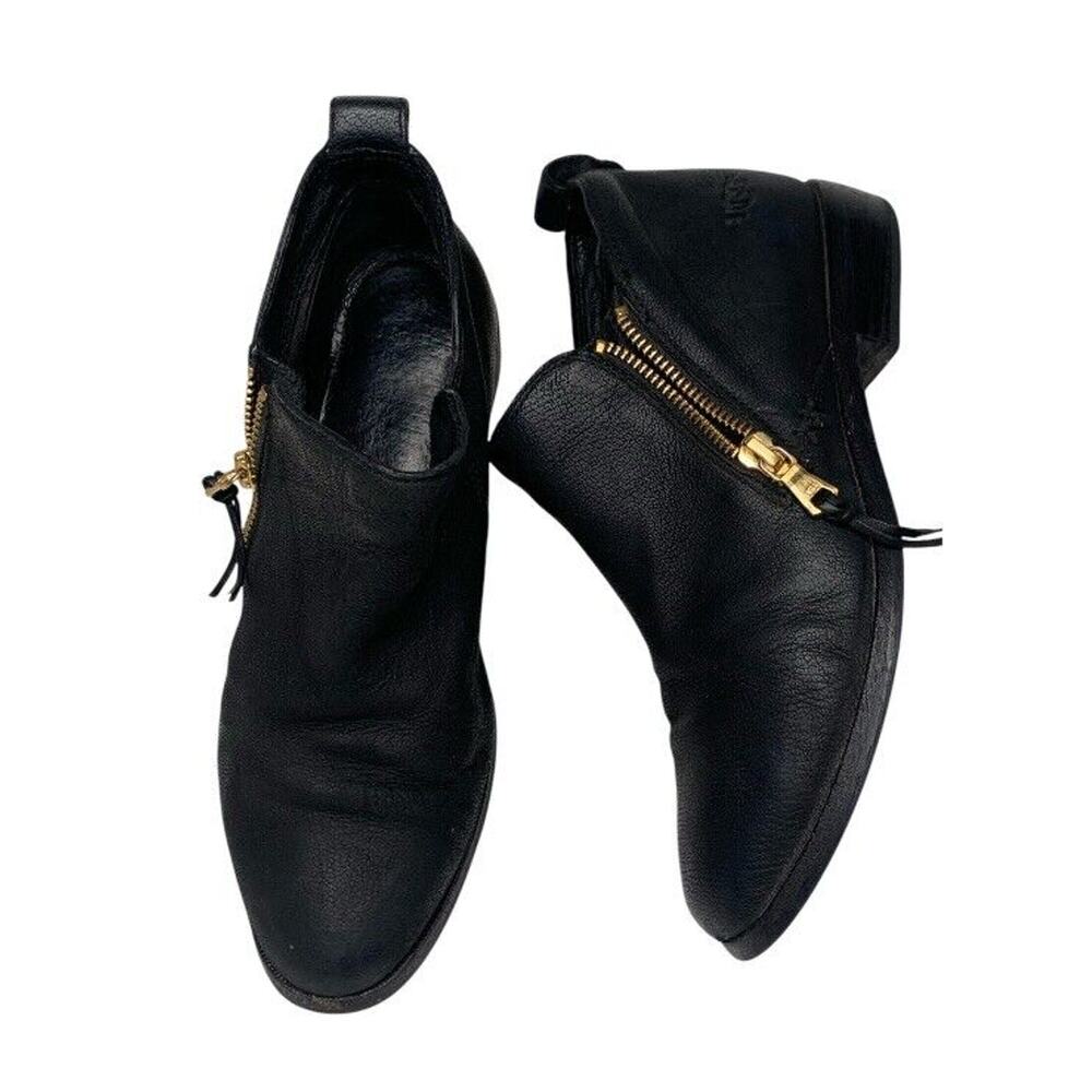 UGG Glee Leather Ankle Bootie Black 7.5- size zip, logo stylish and comfortable